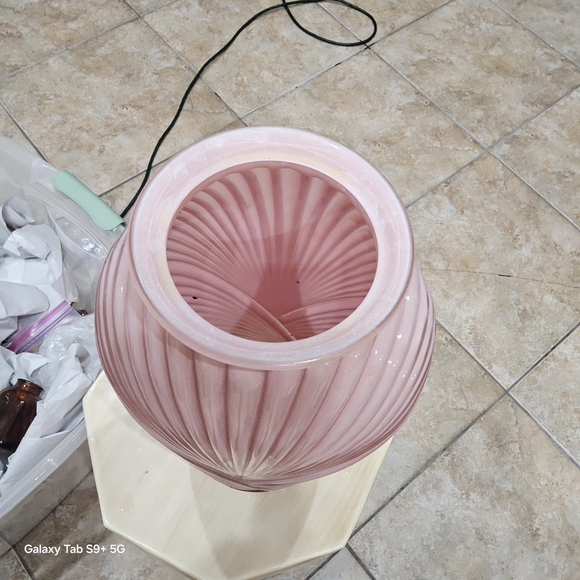 VINTAGE Shell-Inspired Pink Vase - Picture 3 of 8
